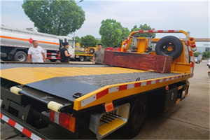 裕安附近拖车电话号码服务